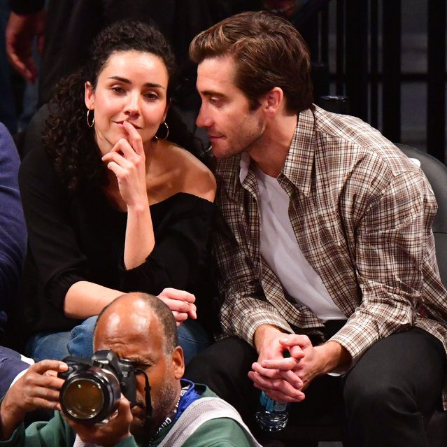 Jake Gyllenhaal and guest (L) attend the Golden State Warriors vs Brooklyn Nets game at Barclays Center of Brooklyn on October 28, 2018 in the Brooklyn borough of New York City. (Photo by James Devaney/Getty Images)