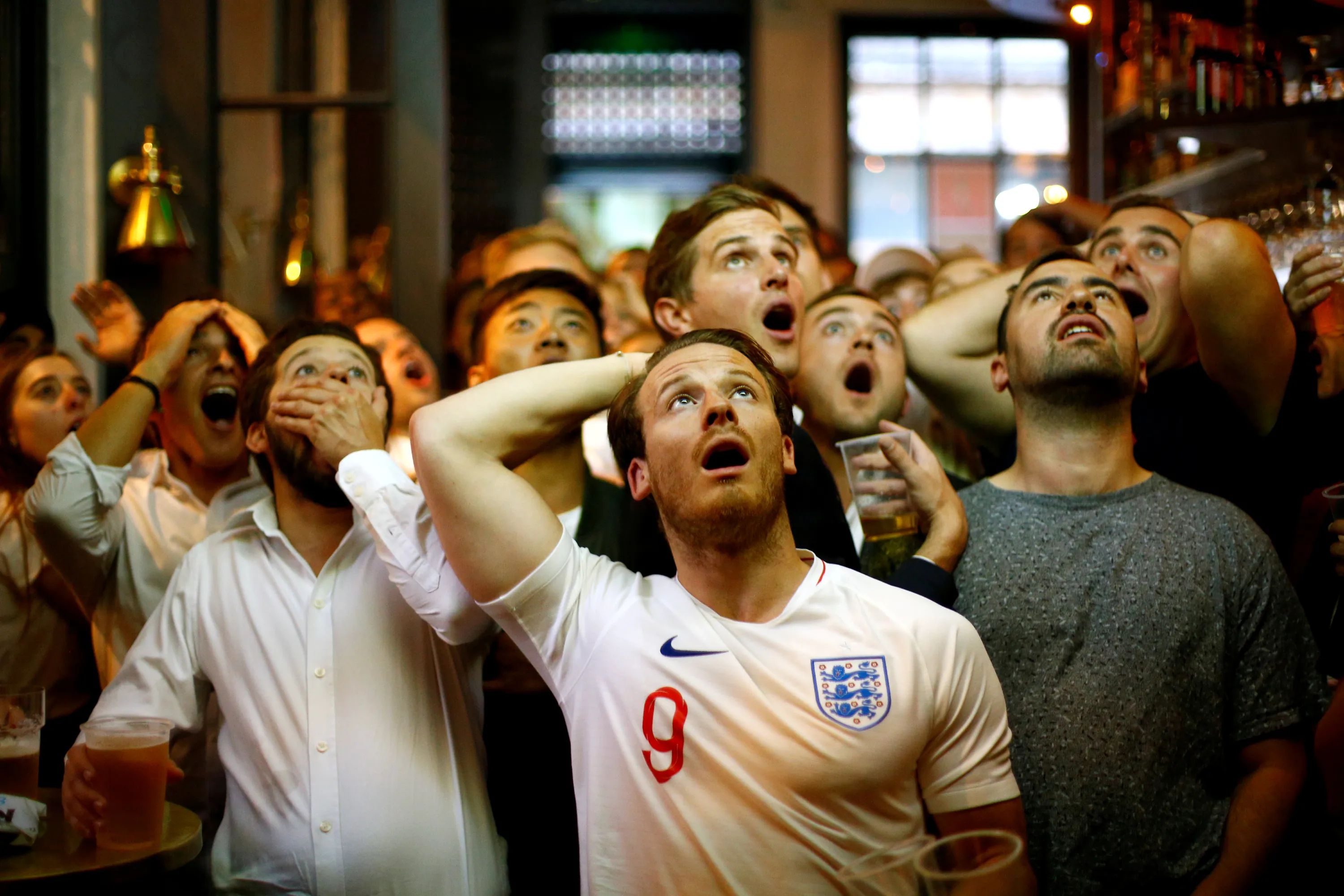 Звезды смотрят футбол. Английские болельщики. Футбольные фанаты в баре. Футбольные болельщики Англии. Болельщики в баре.