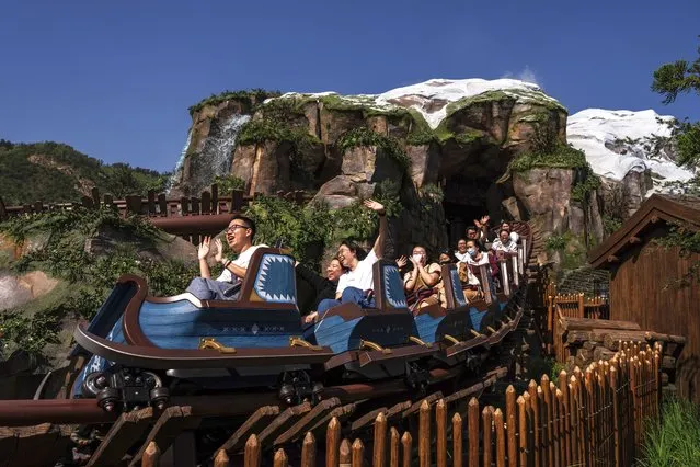 Visitors ride the Wandering Oaken's Sliding Sleighs roller coaster ride after opening ceremony of the World of Frozen themed area at Disneyland Resort in Hong Kong, Monday, November 20, 2023. (Photo by Louise Delmotte/AP Photo)
