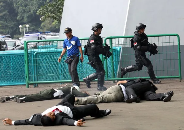 Indonesian Presidential Security Forces (Paspampres) personnel show their skills during an anti terror exercise in Jakarta, Indonesia on 09 April 2015. The drill is in preparation for the 60th Asian-African Conference planned to be held in Jakarta from 21 to 23 April 2015. (Photo by Bagus Indahono/EPA)