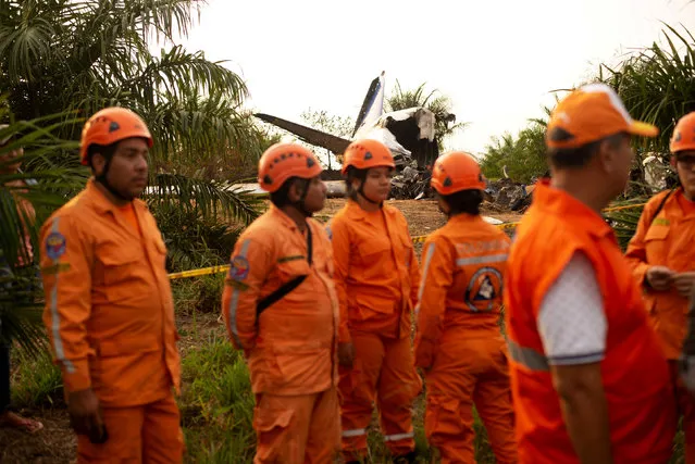 Members of the Colombian civil defense work where a plane crashed in the Colombian plains province of Meta, San Martin, Colombia March 9, 2019. A DC-3 plane crashed Saturday near the city of Villavicencio, in the center-east of Colombia, and its 12 occupants were killed, including a mayor, according to relief agencies, which initially attributed the incident to the failure of an engine. (Photo by Santiago Molina/Reuters)