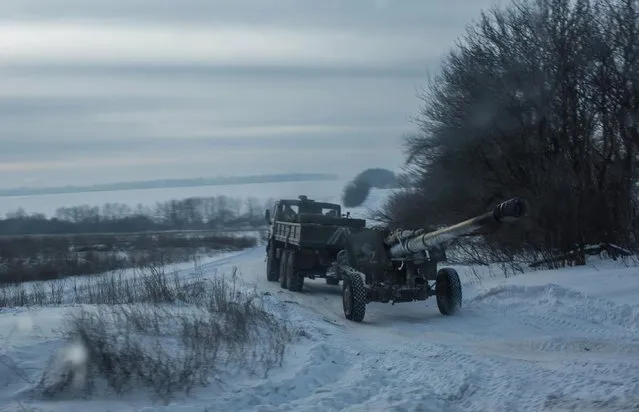 Ukrainian artillery is moved toward a field near the front lines on February 1, 2017 near Keramik, Ukraine. The conflict with Russia-backed rebels has intensified dramatically over the past several days. (Photo by Brendan Hoffman/Getty Images)