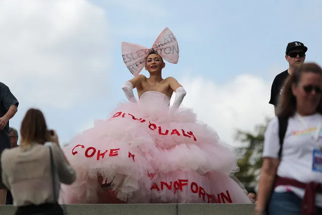 Khuong Lam wears a protest dress with the names of Cohen, Manafort, and Individual #1 at a rally for Democratic U.S. 2020 presidential candidate Bernie Sanders in downtown Los Angeles, California, U.S., March 23, 2019. (Photo by Lucy Nicholson/Reuters)