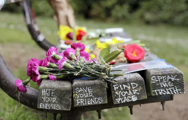 Flowers honoring the late Kurt Cobain appear on a park bench, Friday, April 5, 2019, in Seattle. People gathered throughout the day at Viretta Parkin in Seattle, Friday, leaving flowers, candles and written messages on the 25th anniversary of Cobain's death. Cobain, whose band Nirvana rose to global fame amid Seattle's grunge rock years of the early 1990s, shot himself on April 5, 1994 in his home near Lake Washington. (Photo by Elaine Thompson/AP Photo)