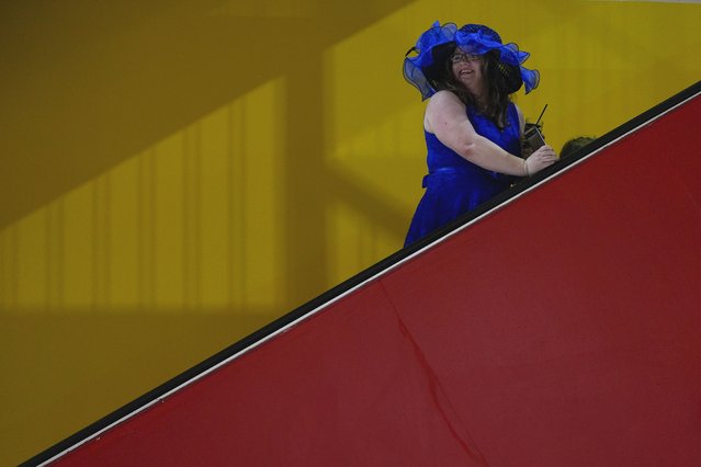 Caroline Lewis wears a matching dress and hat as she takes an escalator ahead of the Black-Eyed Susan horse race at Pimlico Race Course, Friday, May 17, 2024, in Baltimore. (Photo by Julia Nikhinson/AP Photo)