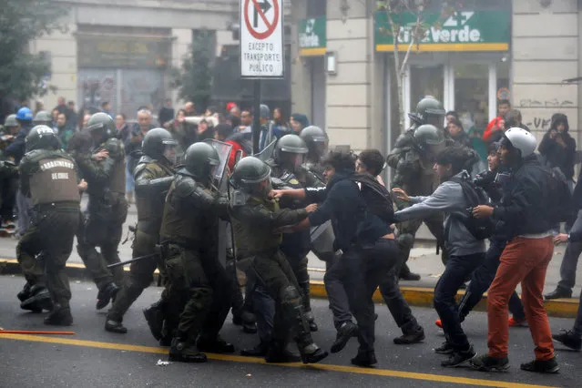 Student protesters clash with riot policemen during a demonstration to demand changes in the education system in Santiago, Chile, May 5, 2016. (Photo by Ivan Alvarado/Reuters)