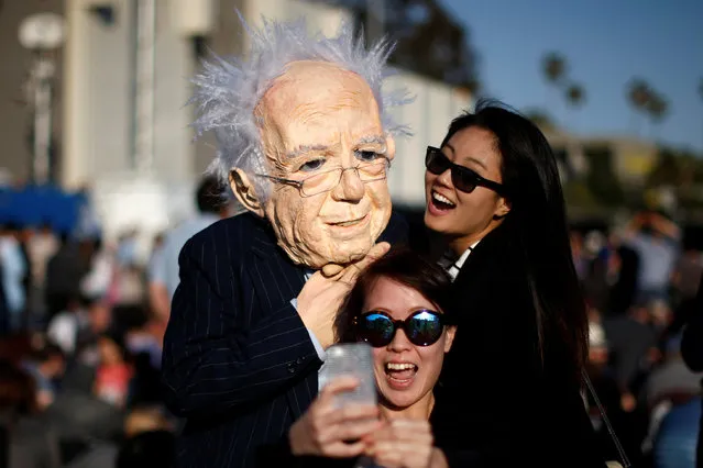 Ariella Reiss (L) poses while dressed as U.S. Democratic presidential candidate Bernie Sanders before a campaign rally in Santa Monica, California, U.S., May 23, 2016. (Photo by Lucy Nicholson/Reuters)