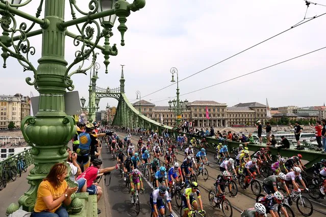 The peloton crosses the Liberty Bridge during the 105th Giro d’Italia in Budapest, Hungary on May 6, 2022. (Photo by Tim de Waele/Getty Images)