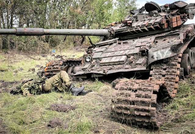 The body of a Russian soldier is seen near a destroyed Russian tank near the front line in the newly liberated village Storozheve in Donetsk region, Ukraine on June 14, 2023. (Photo by Oleksandr Ratushniak/Reuters)