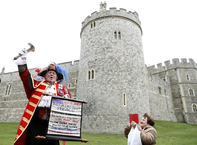 An unofficial Town Crier announces the birth of a baby boy born to Britain's Prince Harry and Meghan, the Duchess of Sussex, outside Windsor Castle in Windsor, south England, Monday May 6, 2019, after Prince Harry announced that his wife Meghan, Duchess of Sussex, has given birth to a boy. (Photo by Alastair Grant/AP Photo)