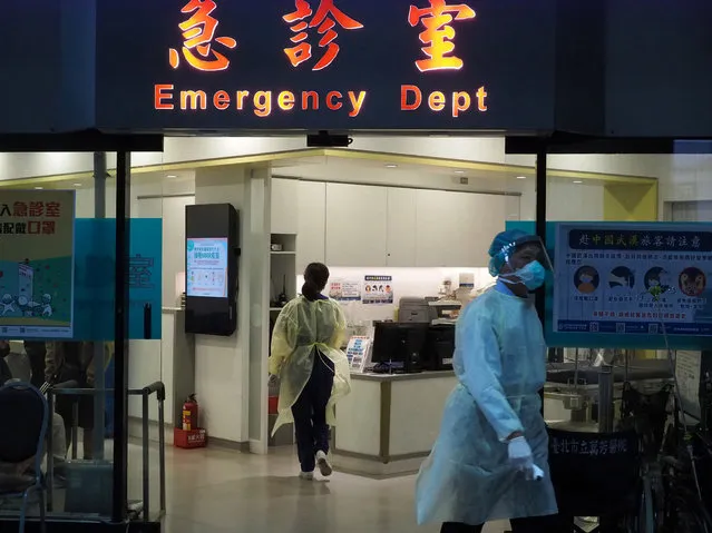 Medical staff members wearing protective clothing at the Emergency Department of a hospital in Taipei, Taiwan, 24 January 2020. On 24 January, Taiwan reported two more coronavirus cases, bringing the total number of cases to three. Earlier in the day, Taiwan suspended sending tour groups to China as the coronavirus is quickly spreading in China with cases being reported in Japan, South Korea, Taiwan, the United States, Singapore and Vietnam. To contain spread of the empidemic, China shut down Wuhan, where the virus was discovered, on 23 January and stopped sending tour groups abroad on 24 January. By 24 January, China has reported 888 coronavirus cases with 26 deaths. (Photo by David Chang/EPA/EFE)