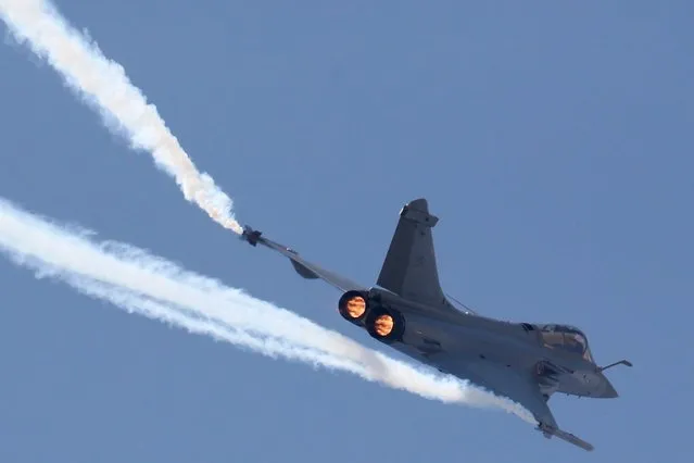 A Dassault Rafale fighter participates in a flying display during the 51st Paris Air Show at Le Bourget airport near Paris in this June 16, 2015 file photo. India's order of 36 French-made Rafale fighter jets has run into trouble with government officials struggling to agree sales terms, sources said, four months after Prime Minister Narendra Modi intervened to break a logjam in previous commercial negotiations. (Photo by Pascal Rossignol/Reuters)