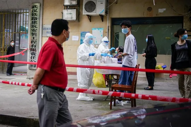 Medical workers in protective suits conduct nucleic acid testings for residents at a residential compound in Wuhan, the Chinese city hit hardest by the coronavirus disease (COVID-19) outbreak, Hubei province, China on May 15, 2020. Authorities in Wuhan have tested over 3 million residents for the coronavirus in April and May and aim to test all of the rest, state media said, as the city at the epicentre of the original outbreak faces a threatened second wave of infections. (Photo by Aly Song/Reuters)