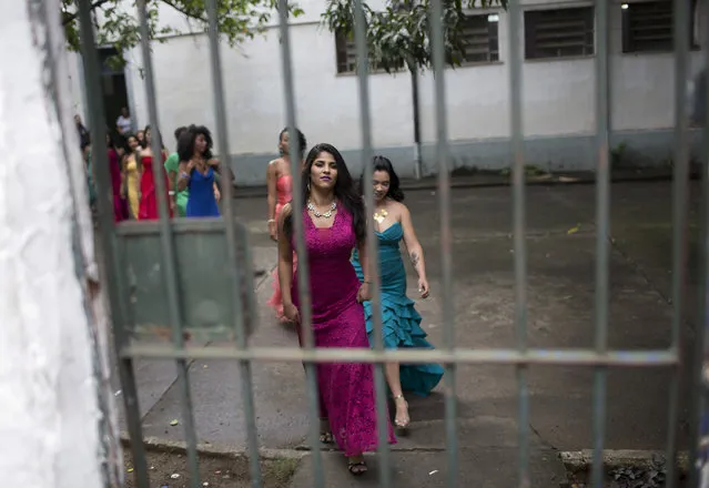 Female inmates wear evening gowns on the morning of their annual beauty contest at Talavera Bruce penitentiary in Rio de Janeiro, Brazil, early Thursday, November 23, 2017. (Photo by Silvia Izquierdo/AP Photo)