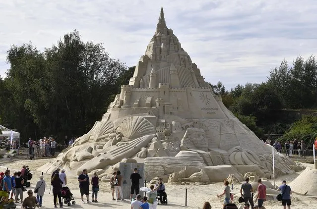 People watching a giant sandcastle in Duisburg, Germany, Friday, September 2, 2016. The castle was made of 2300 tons of sand. (Photo by Martin Meissner/AP Photo)