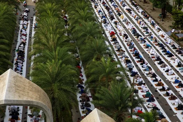 Thai Muslims offer Eid al-Adha prayers at the Thai Islamic Center amid the spread of the coronavirus disease (COVID-19) in Bangkok, Thailand, July 31, 2020. (Photo by Athit Perawongmetha/Reuters)