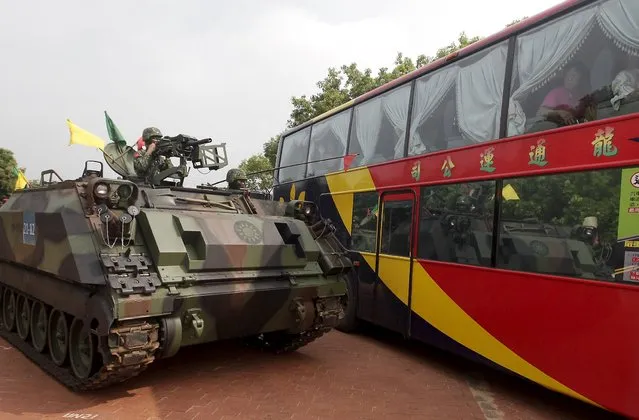 A tourist bus drives past military soldiers and tanks during the annual Han Kuang military exercise in Kinmen, Taiwan, September 7, 2015. (Photo by Pichi Chuang/Reuters)