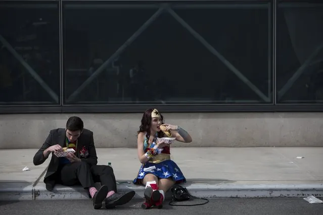 People in costume eat at the New York Comic Con in Manhattan, New York, October 8, 2015. (Photo by Andrew Kelly/Reuters)