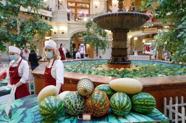 A fountain filled with watermelons and melons as part of the Moscow Summer. Flower Jam festival at Moscow's GUM department store in Moscow, Russia on August 26, 2020. (Photo by Mikhail Japaridze/TASS)