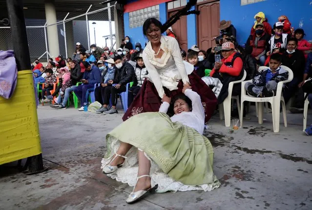 Barbara Quisbert and Susana La Bonita, cholitas wrestlers, fight during their return to the ring after the coronavirus disease (COVID-19) restrictions, in El Alto outskirts of La Paz, November 29, 2020. (Photo by David Mercado/Reuters)