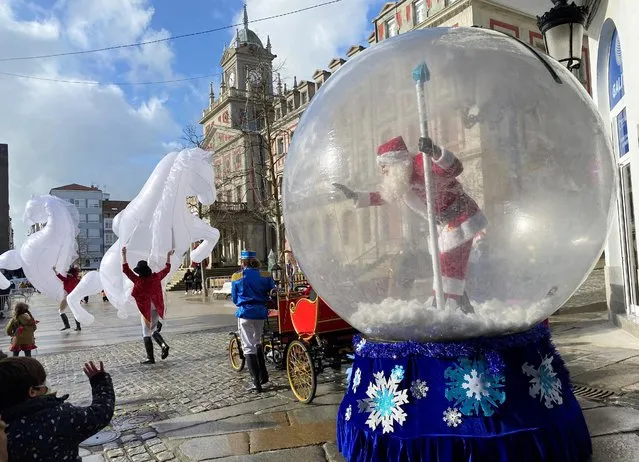 A man dressed up as Santa Claus waves to children from inside a plastic ball as a protective measure against the coronavirus disease (COVID-19), in Ferrol, in the northwestern Spanish region of Galicia, Spain on December 24, 2020. (Photo by Nacho Doce/Reuters)