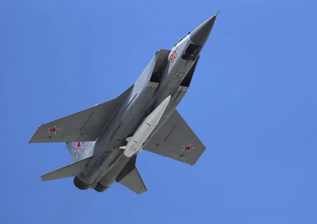 A Russian Air Force MiG-31K jet carries a high-precision hypersonic aero-ballistic missile Kh-47M2 Kinzhal during the Victory Day military parade to celebrate 73 years since the end of WWII and the defeat of Nazi Germany, in Moscow, Russia on Wednesday, May 9, 2018. The latest Russian missile barrage against Ukraine’s civilian infrastructure on Thursday, March 9, 2023 has marked one of the largest such attacks in months. Russia has used the Kinzhal missiles from the early days of the hostilities. (Photo by AP Photo/Stringer)