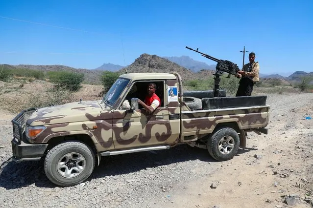 A fighter mans a machine gun as forces loyal to Yemen's Saudi-backed government deploy during clashes with Huthi rebel fighters west of the country's third-city of Taez, on March 16, 2021. (Photo by Ahmad Al-Basha/AFP Photo)