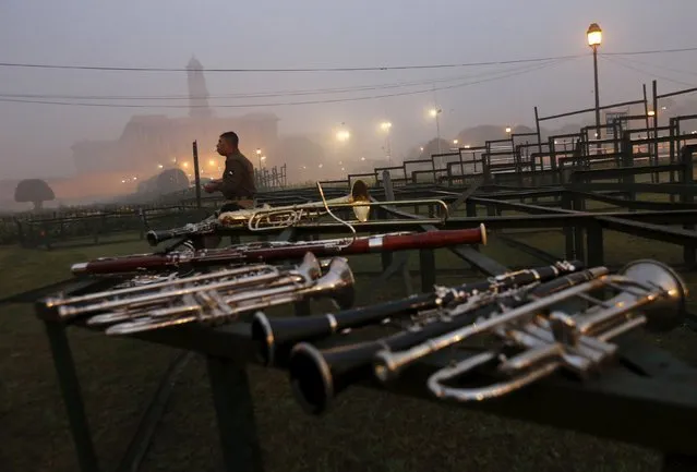 A band member of Indian security forces smokes as he takes a break during the rehearsal for the Republic Day parade on a foggy winter morning in New Delhi, India, January 6, 2016. (Photo by Adnan Abidi/Reuters)