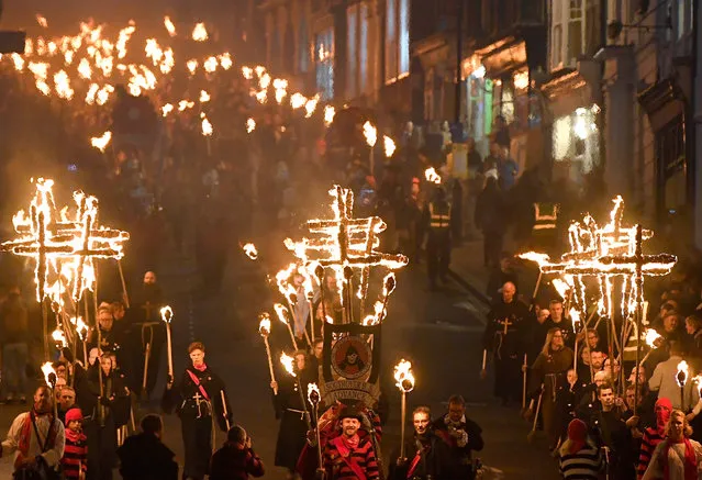 Participants parade through the town during the annual Bonfire Night festivities in Lewes, Britain on November 5, 2018. (Photo by Toby Melville/Reuters)