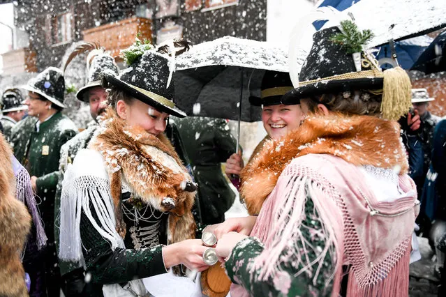 Marketers take part in a snowfall memorial service in Waakirchen, Bavaria on 24 December 2018 for the victims of the “Sendlinger Mordweihnacht”. With a memorial service and a laying of a wreath, the participants commemorate the revolt of the Bavarian population against the Habsburg occupation, which was bloodily suppressed on Christmas Day 1705. (Photo by Tobias Hase/DPA/Alamy Live News)