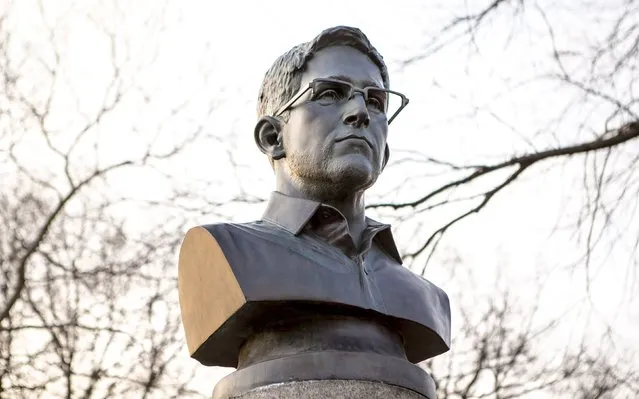 A large molded bust of Edward Snowden is pictured in Fort Greene Park at the Brooklyn borough of New York in this April 6, 2015 picture provided by ANIMALNewYork. A group of anonymous artists erected the 4-foot-tall bronze statue of Snowden, the former U.S. spy agency contractor famous for leaking classified information, in a New York City park overnight, officials said on Monday. (Photo by Aymann Ismail/Reuters/ANIMALNewYork)