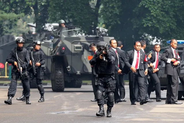 Indonesian Presidential Security Forces (Paspampres) personnel show their skills during an anti terror exercise in Jakarta, Indonesia on 09 April 2015. (Photo by Bagus Indahono/EPA)