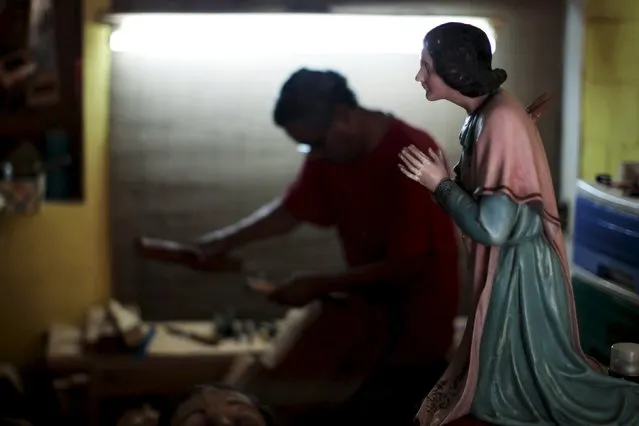 Manuel de Jesus Quilizapa works on a statute of El Jesus Nazareno in his workshop in Izalco, El Salvador, March 11, 2016. (Photo by Jose Cabezas/Reuters)