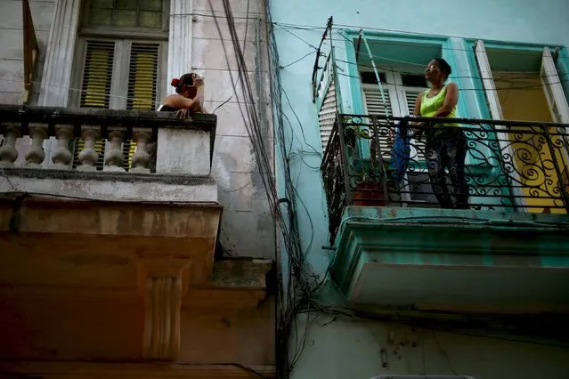 Women chat from their balcony at Havana city, Cuba, March 17, 2016. (Photo by Ivan Alvarado/Reuters)