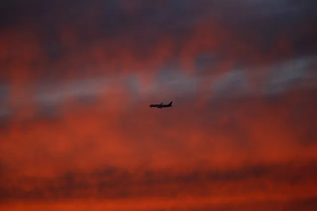 An aircraft flies during sunset on a cold day in Mexico City January 16, 2016. (Photo by Edgard Garrido/Reuters)