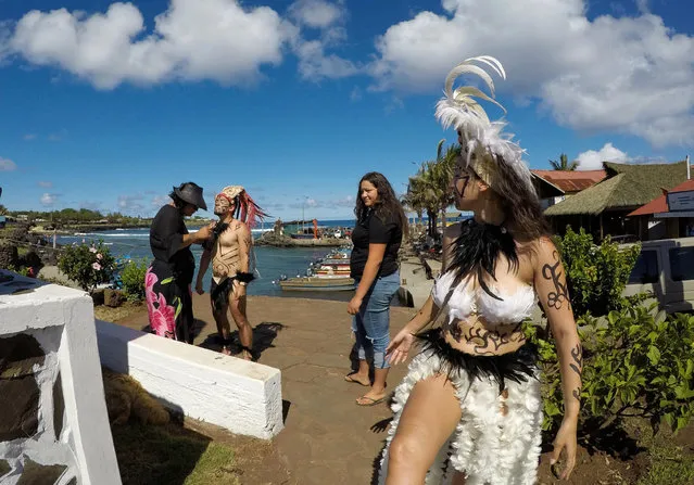 Tourists paint their bodies to participate in the celebrations of the island's ancestral anniversary festival called “Tapati” at Easter Island, Chile on January 29, 2019. (Photo by Jorge Vega/Reuters)