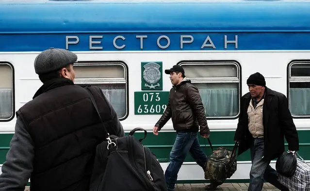 People arrive after a long distance train journey at a station in Moscow on March 5, 2017 in Moscow, Russia. (Photo by Spencer Platt/Getty Images)