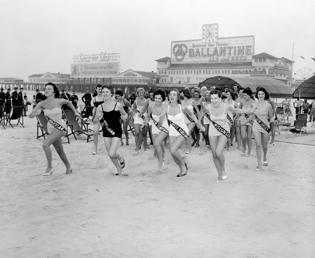 Miss America contestants, starting a week-long competition for the title of Miss America, race across the beach at Atlantic City, N.J., September 6, 1955. Forty-nine girls from 45 states and cities are vying for the crown. (Photo by AP Photo)
