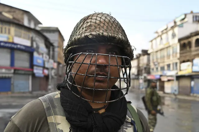 Indian security personnel stand guard on a street during a curfew in Srinagar on August 8, 2019, as widespread restrictions on movement and a telecommunications blackout remained in place after the Indian government stripped Jammu and Kashmir of its autonomy. (Photo by Tauseef Mustafa/AFP Photo)