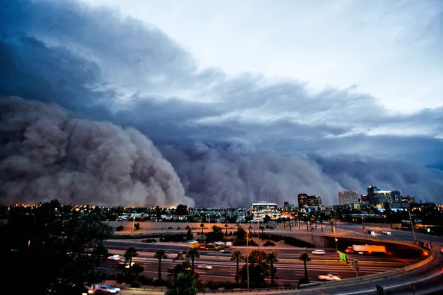 A colour version of the haboob thunderstorm hitting Phoenix in July 2011. (Photo by Mike Olbinski/Barcroft Media)