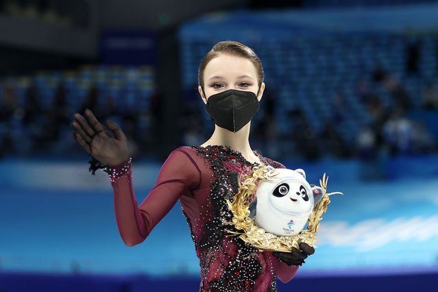 Gold medallist Anna Shcherbakova of Team ROC poses during the Women Single Skating Free Skating flower ceremony on day thirteen of the Beijing 2022 Winter Olympic Games at Capital Indoor Stadium on February 17, 2022 in Beijing, China. (Photo by Catherine Ivill/Getty Images)
