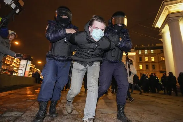 Police detain a demonstrator during an action against Russia's attack on Ukraine in St. Petersburg, Russia, Wednesday, March 2, 2022. Protests against the Russian invasion of Ukraine resumed on Wednesday, with people taking to the streets of Moscow and St. Petersburg and other Russian towns despite mass arrests. (Photo by Dmitri Lovetsky/AP Photo)