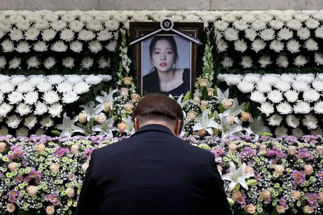 A South Korean man pays tribute to K-pop star Goo Hara at a memorial altar at the Seoul St. Mary's Hospital in Seoul, Monday, November 25, 2019. Hara was found dead at her home in Seoul on Sunday, police said. (Photo by Chung Sung-Jun/Reuters)