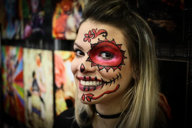 A tattooed young woman poses during the Tattoo Week in Sao Paulo, Brazil, July 14, 2017. (Photo by Aloisio Mauricio/Fotoarena via ZUMA Press)