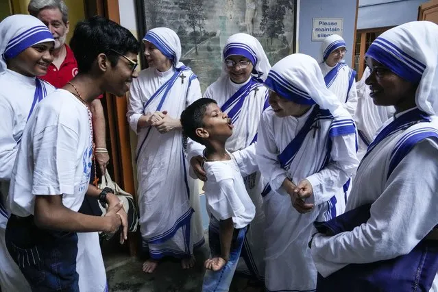 Children with special need interact with the nuns of the Missionaries of Charity, the order founded by Mother Teresa, after a prayer meeting to mark the twenty-fifth anniversary of her death in Kolkata, India, Monday, September 5, 2022. The Nobel Peace Prize winning Catholic nun who spent 45-years serving for the poor, sick, orphaned, and dying, died in Kolkata on this day twenty-five years ago, in 1997 at age 87. (Photo by Bikas Das/AP Photo)