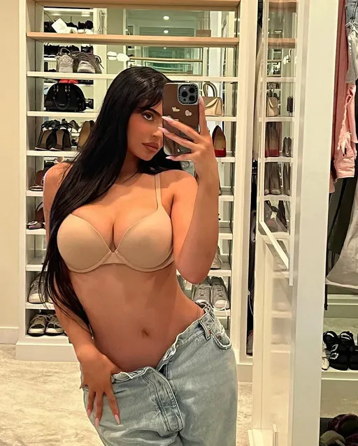 American media personality, socialite and model Kylie Jenner says “rise and shine” with her bra in the second decade of September 2022. (Photo by kyliejenner/Instagram)