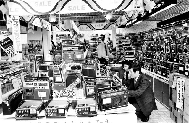 Potential customers try one of hundreds of radio-tape recorders at an electronics shop in Tokyo's Akihabara district in Japan, on November 18, 1975. (Photo by AP Photo)