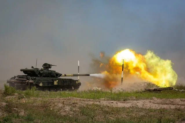A Ukrainian T-62 tank fires during a military tactical exercise at a shooting range in Kharkiv region, Ukraine, August 23, 2016. (Photo by Mikhail Palinchak/Reuters/Ukrainian Presidential Press Service)
