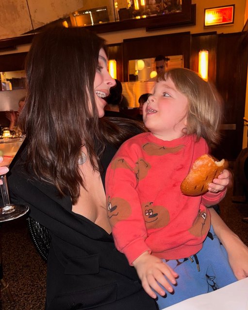 American model Emily Ratajkowski and her son Sylvester share a snack in the second decade of April 2025. (Photo by emrata/Instagram)