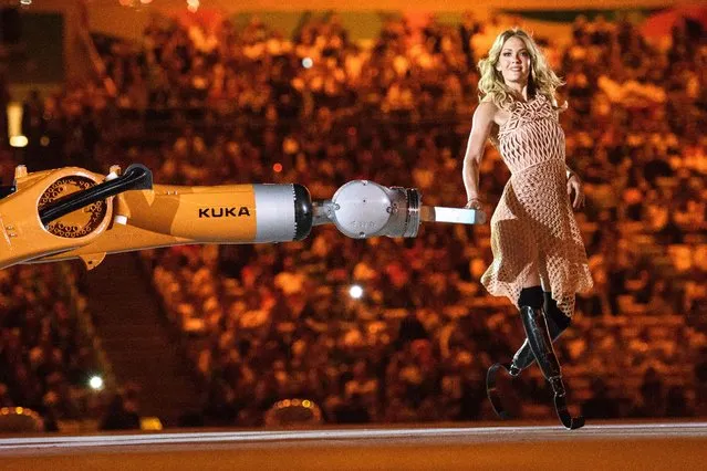 American Paralympic snowboarder Amy Purdy dances with a robot during the opening ceremony of the Rio 2016 Paralympic Games at the Maracana stadium in Rio de Janeiro on September 7, 2016. (Photo by Yasuyoshi Chiba/AFP Photo)